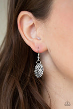 Load image into Gallery viewer, Paparazzi Necklace - CHIME Warp - Silver