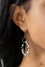 Load image into Gallery viewer, Paparazzi Necklace -Capital Contour - Black
