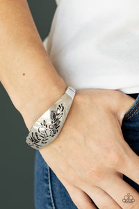 Paparazzi Bracelet - Fond of Florals - Silver